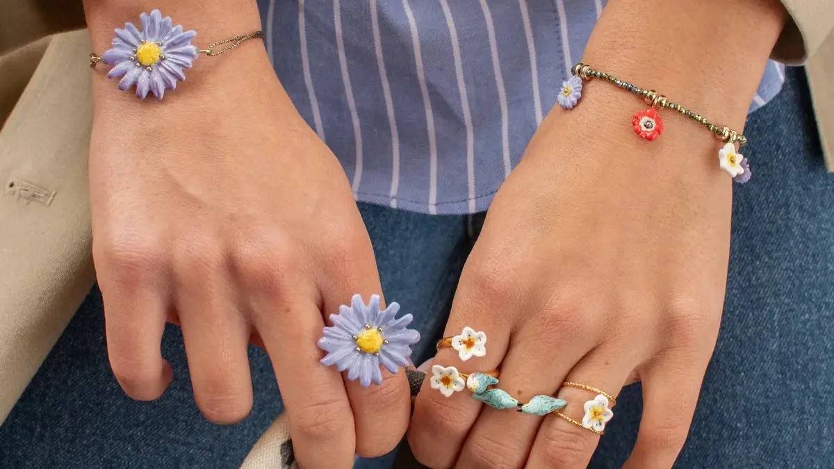 femme qui porte des bijoux associant fleurs et perles